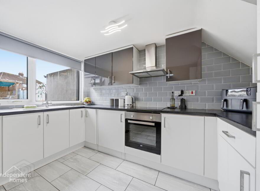 12 Laharna Avenue, Larne, BT40 1NG