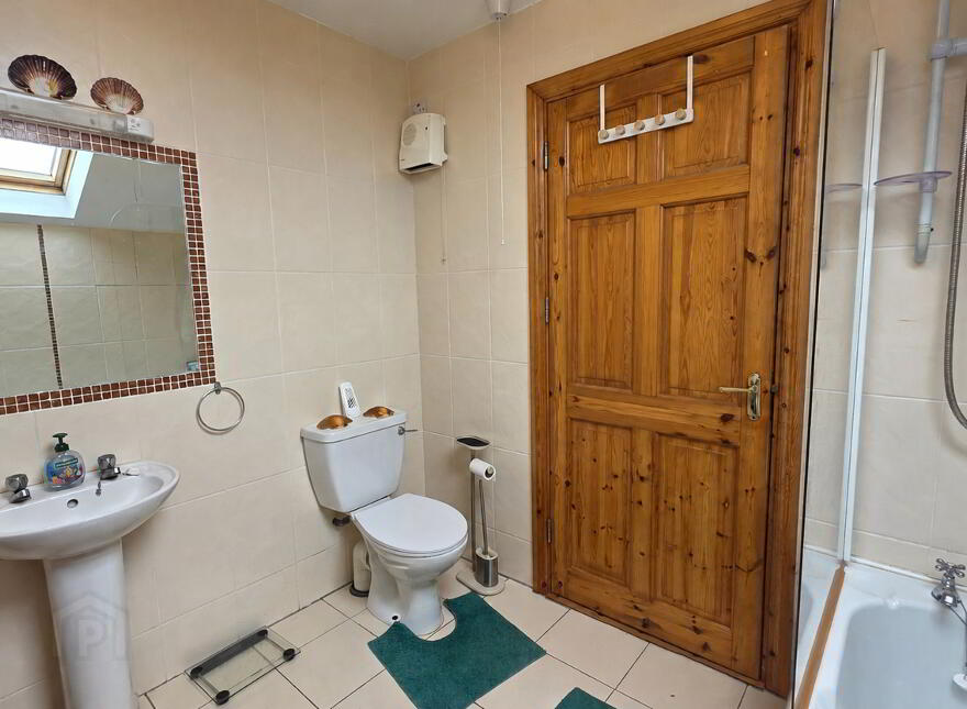4 The Courtyard, Main Street, Castletown Berehaven, P75F406