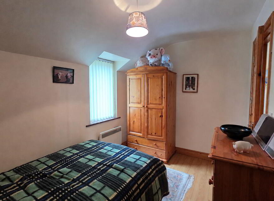 4 The Courtyard, Main Street, Castletown Berehaven, P75F406
