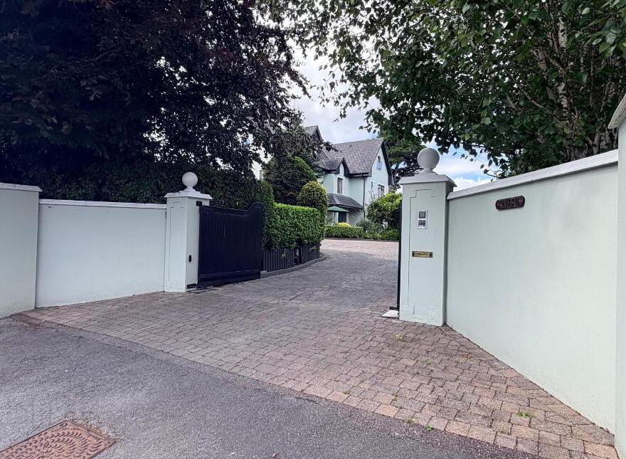 Instow, Riverbank, Douglas, T12Y9V3