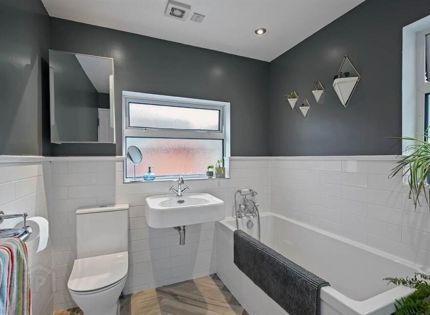 100 Downshire Road, Holywood, BT18 9LY