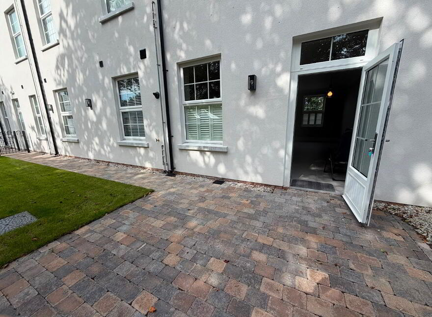 2, 31 Cromlyn Wood, Lisburn Road, Royal Hillsborough, BT26 6TX
