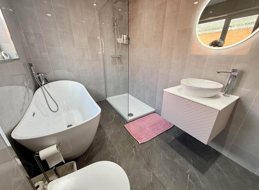 16 Hollycroft Avenue, Bloomfield, Belfast, BT5 5JE
