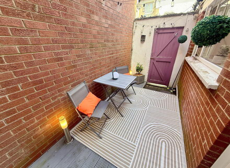 16 Hollycroft Avenue, Bloomfield, Belfast, BT5 5JE