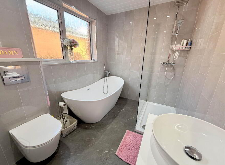 16 Hollycroft Avenue, Bloomfield, Belfast, BT5 5JE