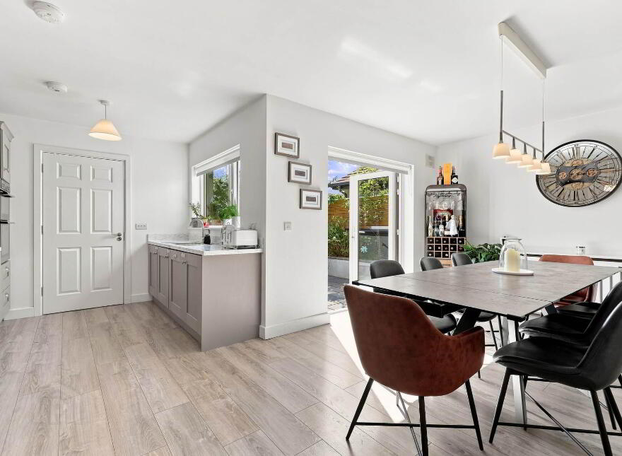 1 Bachelor`s Cove, Sundrive Road, Rush, K56VN23