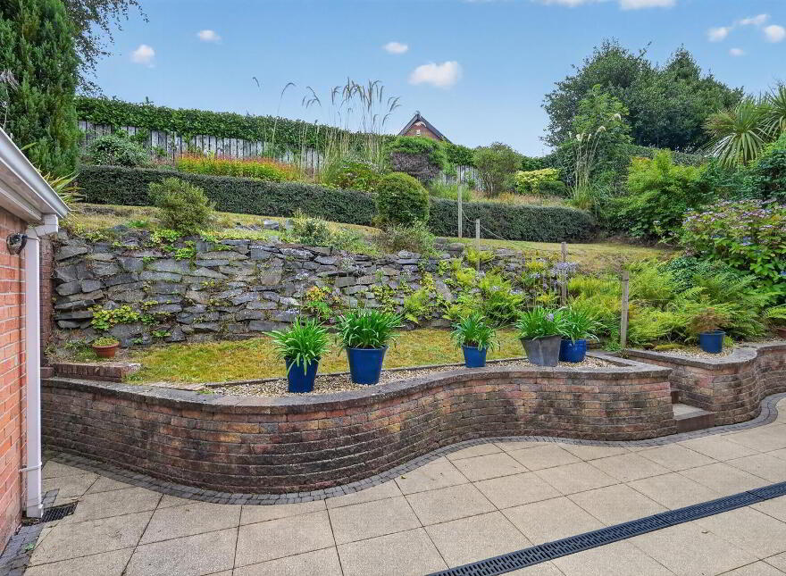 28 Hillside Drive, Belfast, BT9 5EJ