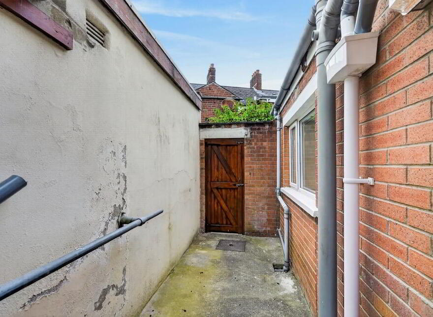 17 London Road, Belfast, BT6 8EY