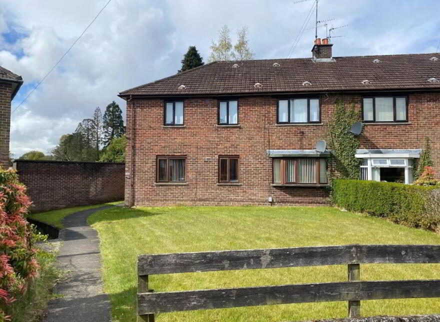 72 Lawnmount Crescent, Lisburn, BT27 4TU photo