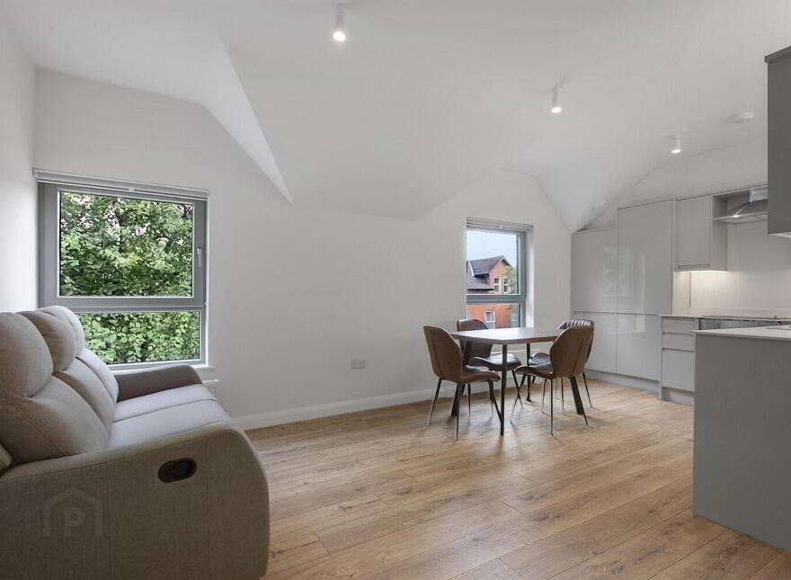 81b Botanic Avenue, Belfast, BT7 1JL
