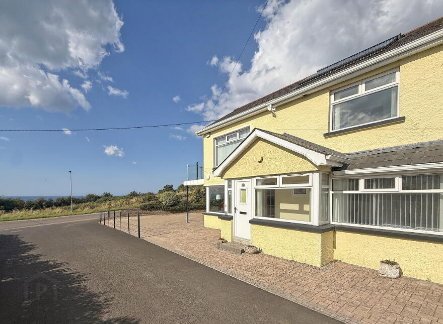 52 Craigahulliar Road, Portrush, BT56 8NN