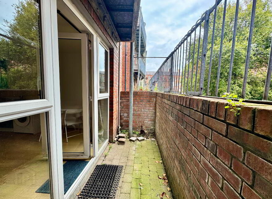 Flat 2, 97 Eglantine Avenue, Belfast, BT9 6EX