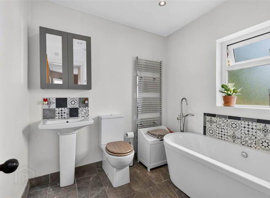 98 Antrim Road, Lisburn, BT28 3LX