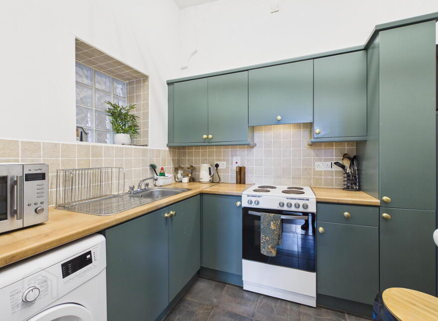 37 Rossmore Apartments, Ormeau Road, Belfast, BT7 3LA photo