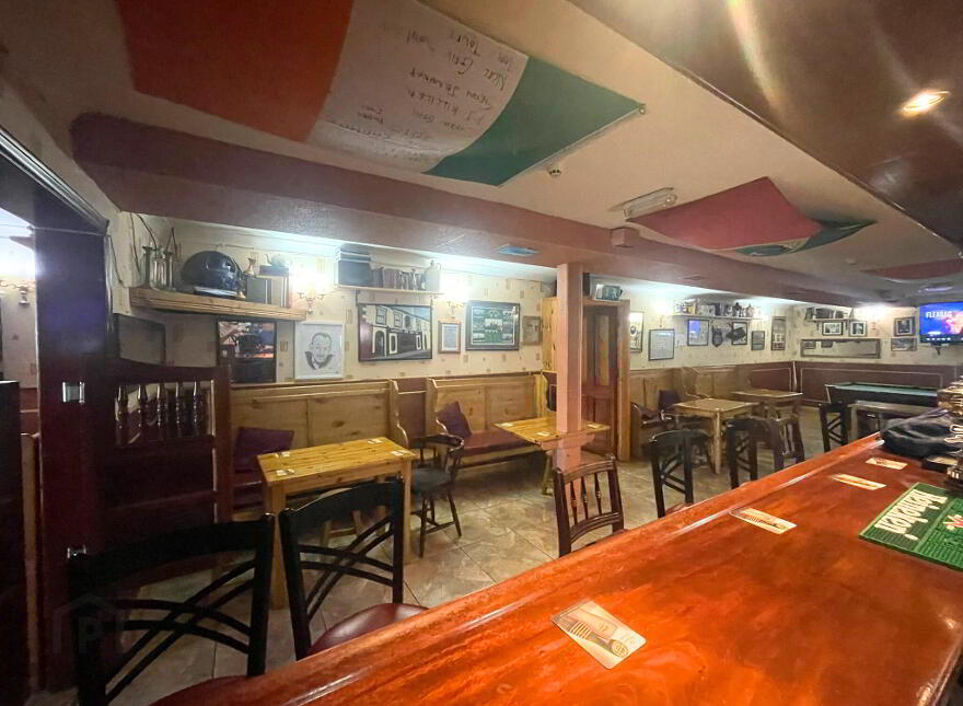 Garveys Dew Drop Inn, Market Square, Charlestown, F12P583