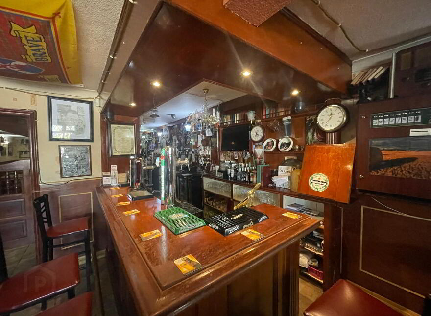 Garveys Dew Drop Inn, Market Square, Charlestown, F12P583