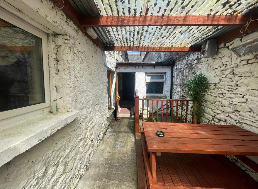 Garveys Dew Drop Inn, Market Square, Charlestown, F12P583