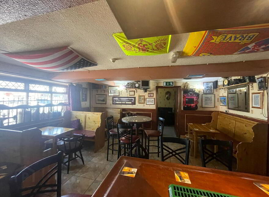 Garveys Dew Drop Inn, Market Square, Charlestown, F12P583
