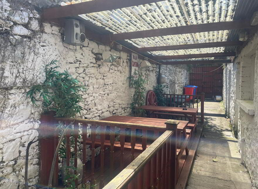 Garveys Dew Drop Inn, Market Square, Charlestown, F12P583