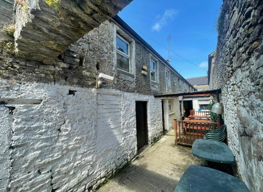 Garveys Dew Drop Inn, Market Square, Charlestown, F12P583