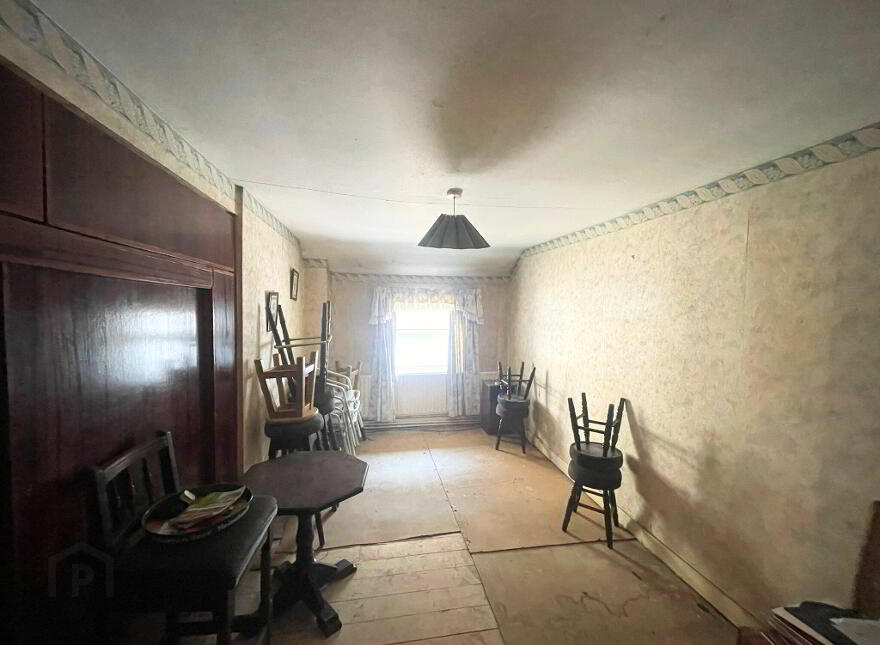 Garveys Dew Drop Inn, Market Square, Charlestown, F12P583