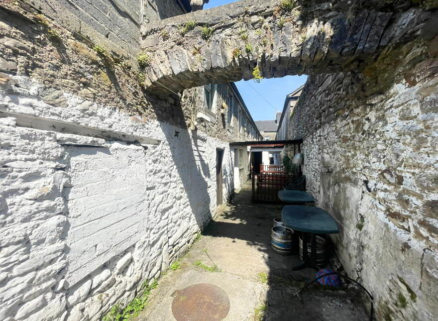 Garveys Dew Drop Inn, Market Square, Charlestown, F12P583