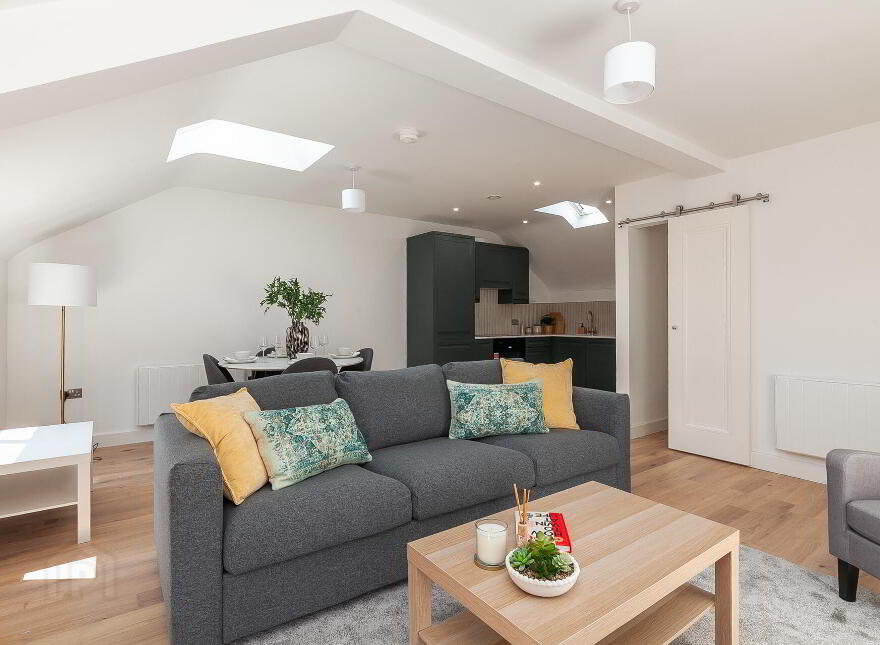 Apt 2, 537a Lisburn Road, Belfast, BT9 7GQ