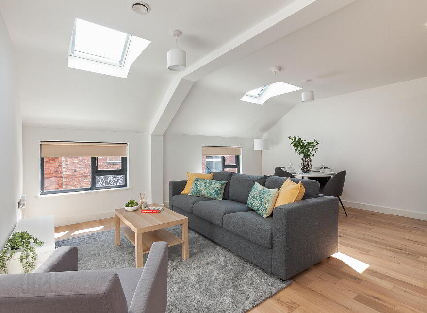 Apt 2, 537a Lisburn Road, Belfast, BT9 7GQ