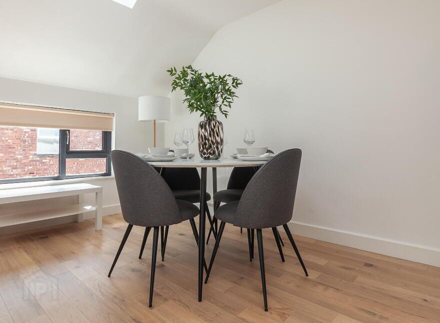 Apt 2, 537a Lisburn Road, Belfast, BT9 7GQ