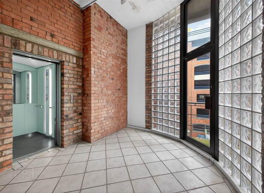 207 Somerset Studios, Marcus Ward Street, Belfast, BT7 1RP