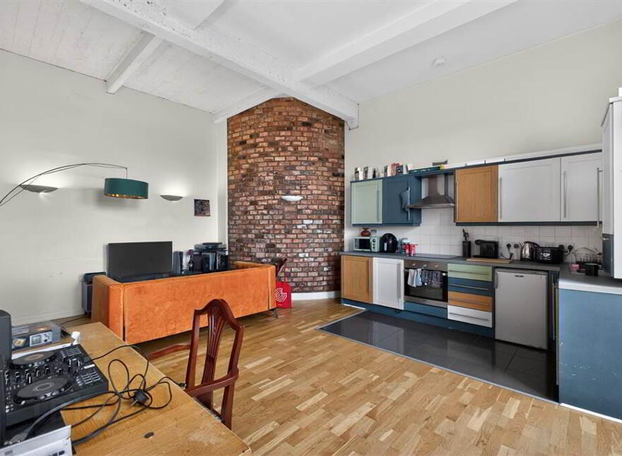 207 Somerset Studios, Marcus Ward Street, Belfast, BT7 1RP