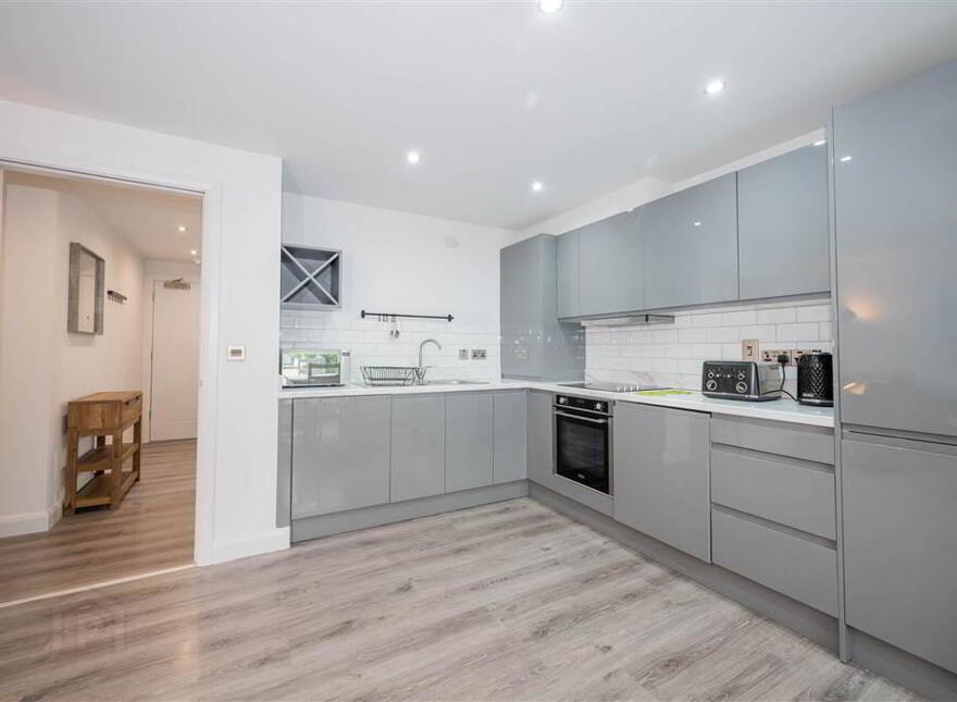 Apt 1 HWD, 124 High Street, Holywood, BT18 9HW