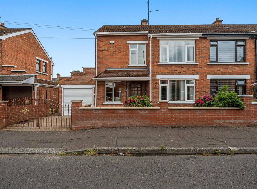 33 La Salle Park, Falls Road, Belfast, BT12 6DL