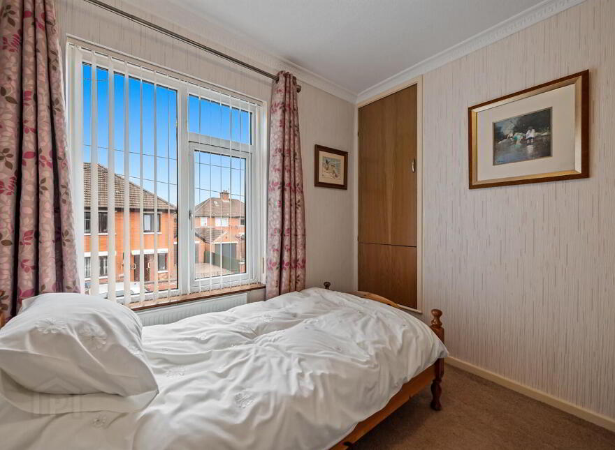 33 La Salle Park, Falls Road, Belfast, BT12 6DL