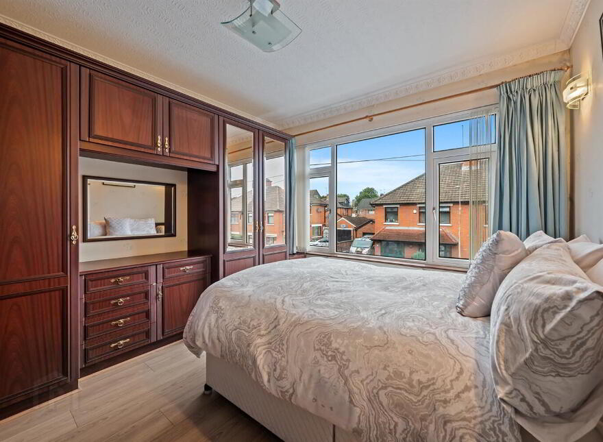 33 La Salle Park, Falls Road, Belfast, BT12 6DL