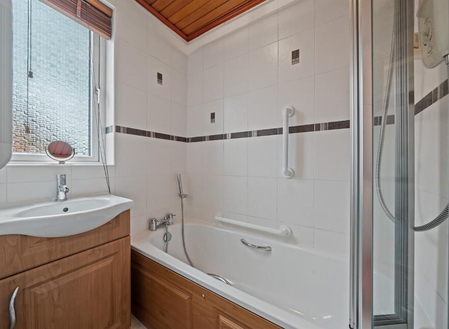 33 La Salle Park, Falls Road, Belfast, BT12 6DL