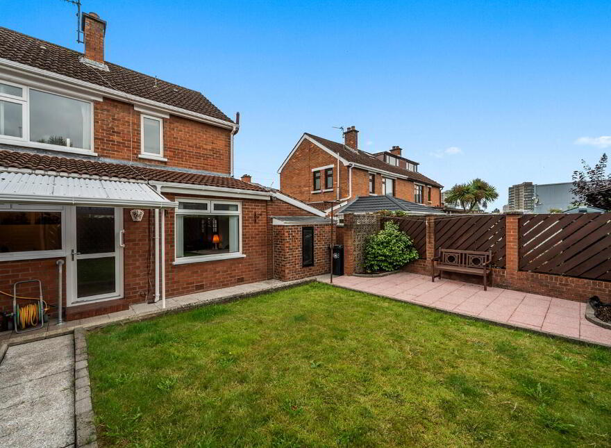 33 La Salle Park, Falls Road, Belfast, BT12 6DL