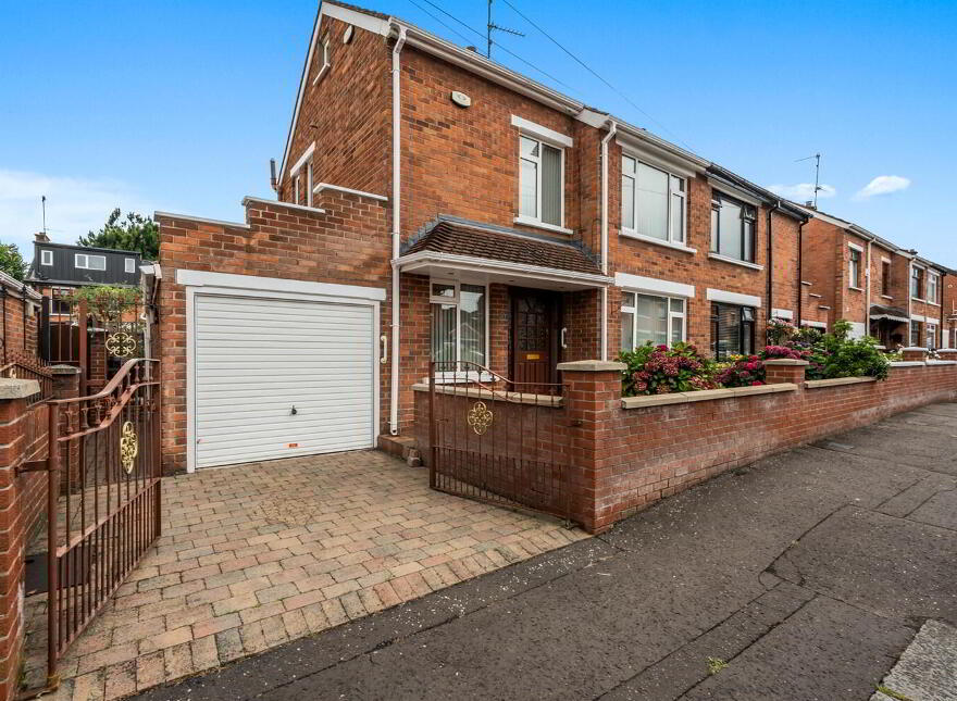 33 La Salle Park, Falls Road, Belfast, BT12 6DL