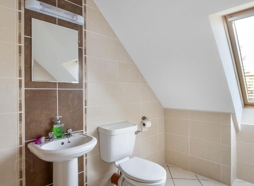 Westport Road, Clifden, H71V242