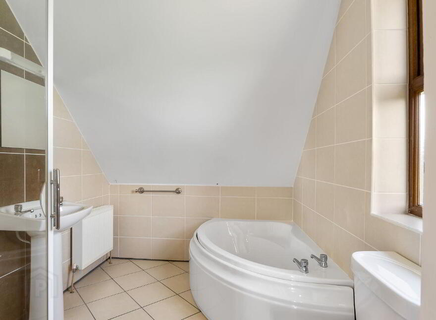 Westport Road, Clifden, H71V242