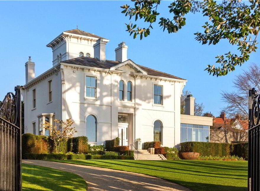 Mentone, Marino Avenue East, Killiney, A96FW42
