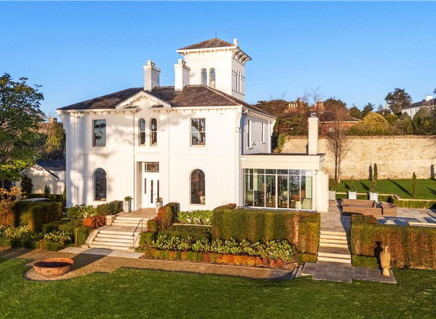 Mentone, Marino Avenue East, Killiney, A96FW42