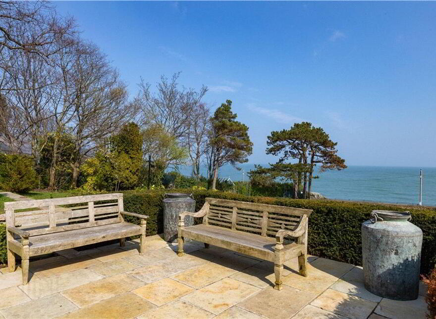 Mentone, Marino Avenue East, Killiney, A96FW42
