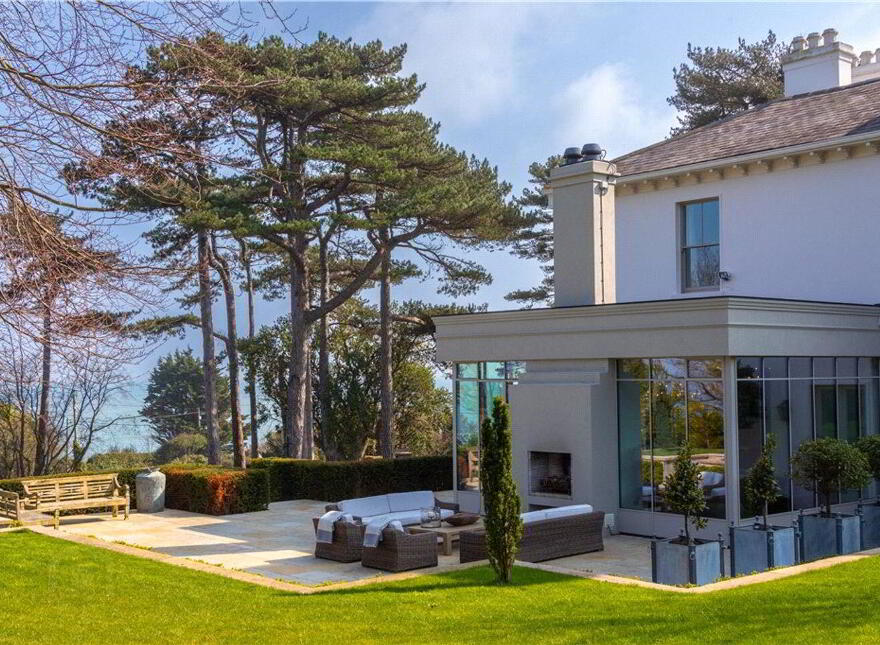 Mentone, Marino Avenue East, Killiney, A96FW42