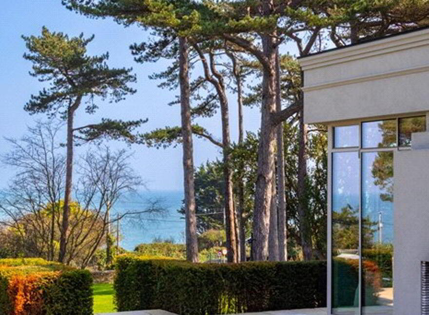 Mentone, Marino Avenue East, Killiney, A96FW42
