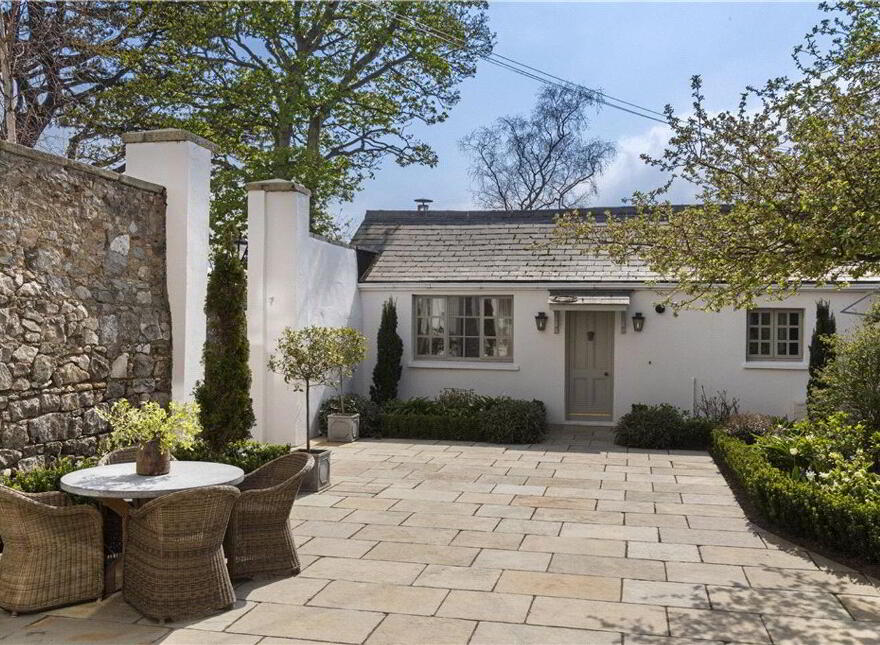 Mentone, Marino Avenue East, Killiney, A96FW42