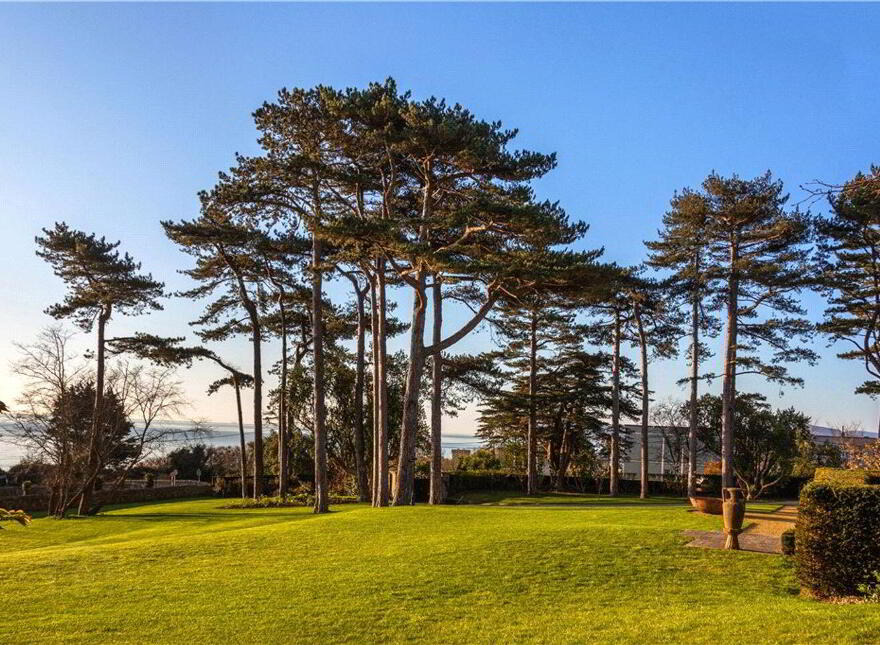 Mentone, Marino Avenue East, Killiney, A96FW42