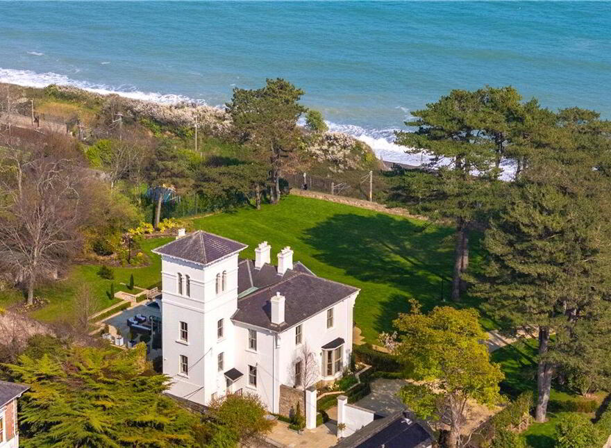 Mentone, Marino Avenue East, Killiney, A96FW42