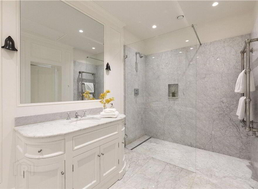 Mentone, Marino Avenue East, Killiney, A96FW42