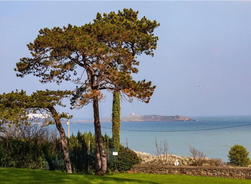 Mentone, Marino Avenue East, Killiney, A96FW42